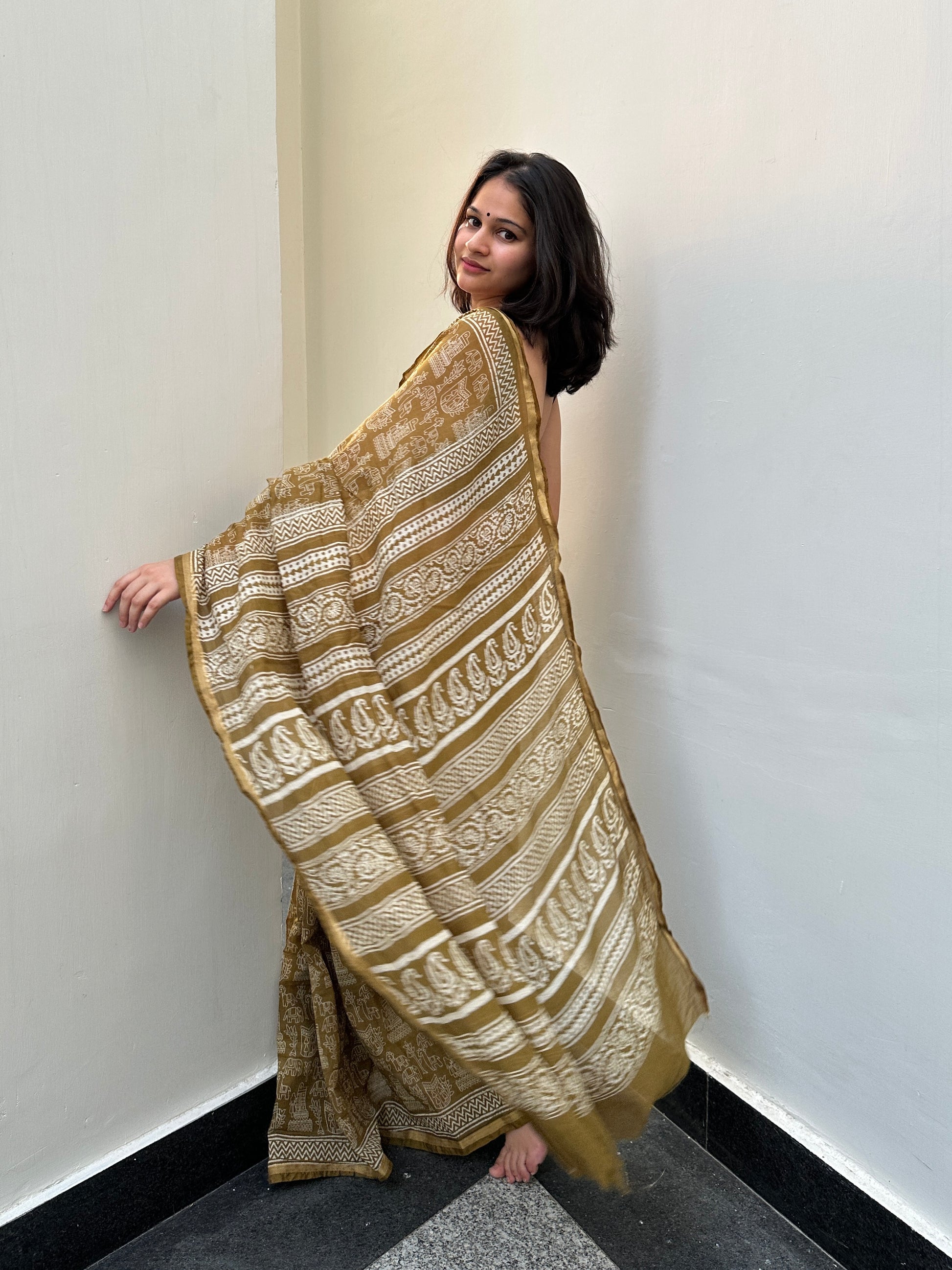Saree with black blouse 